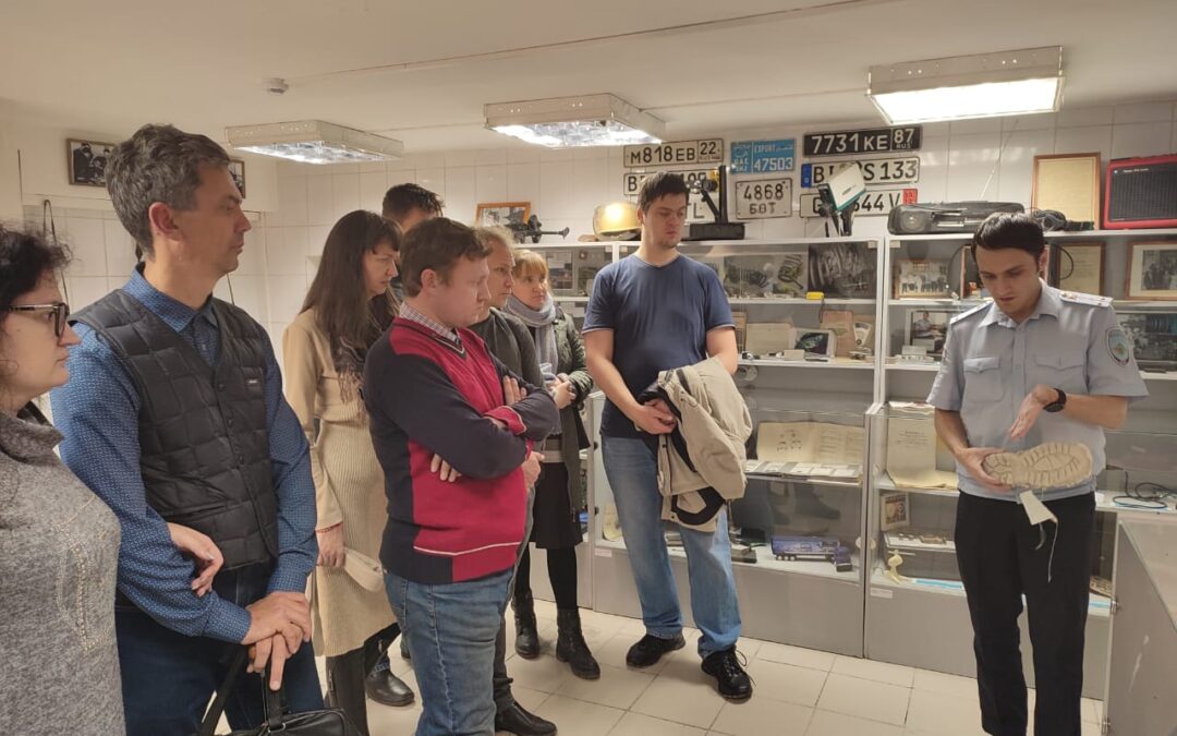 Ребята из Барнаульской организации ВОИ побывали на экскурсии в музее криминалистики
