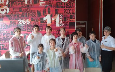 Дети с ограниченными возможностями из детской ячейки Барнаульской городской местной организации «Всероссийское общество инвалидов» посетили экскурсию в сети быстрого питания.