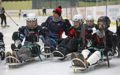 Чемпион и профессионалы спорта посетили тренировку следж-хоккейной команды «ВОИтели- Алтай»