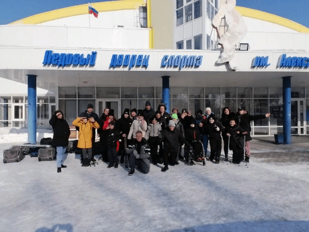 Единственная в Алтайском крае детская команда по следж-хоккею «ВОИтели-Алтай» стала серебряным призером кубка Сибири.