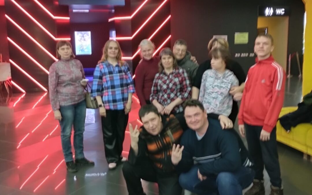 Молодые люди с инвалидностью из Барнаульской городской местной организации ВОИ посетили показ кинофильма «ЛЕД 3»